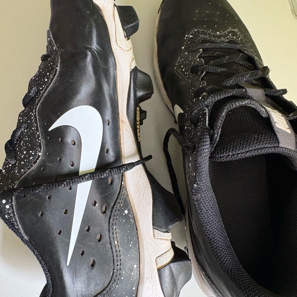 Nike Black and White Baseball Cleats with Speckled Detail